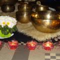 Bols tibétains fleurs et bougies